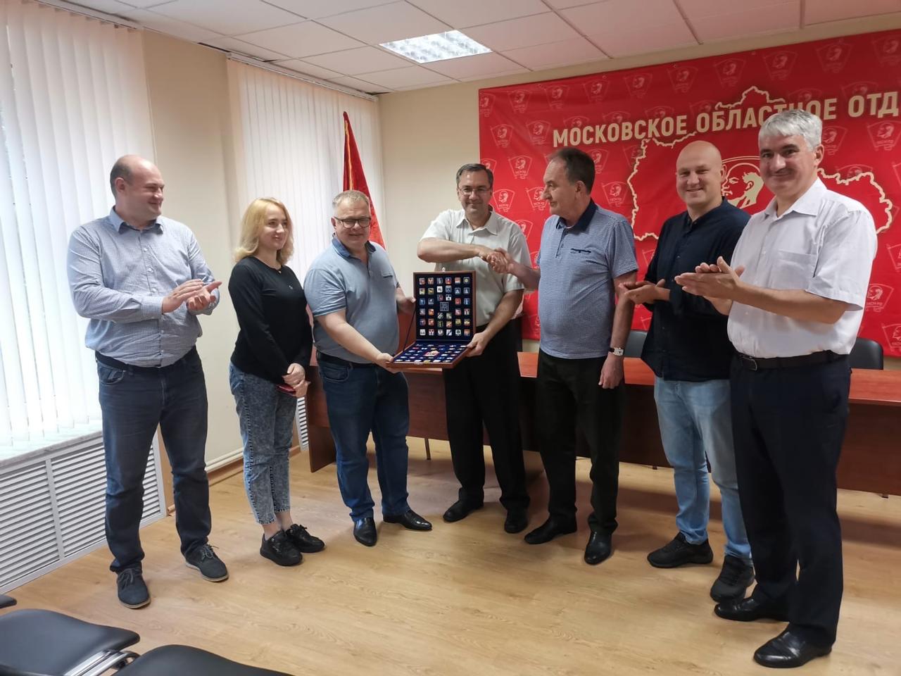 Коммунисты МК КПРФ наградили товарища