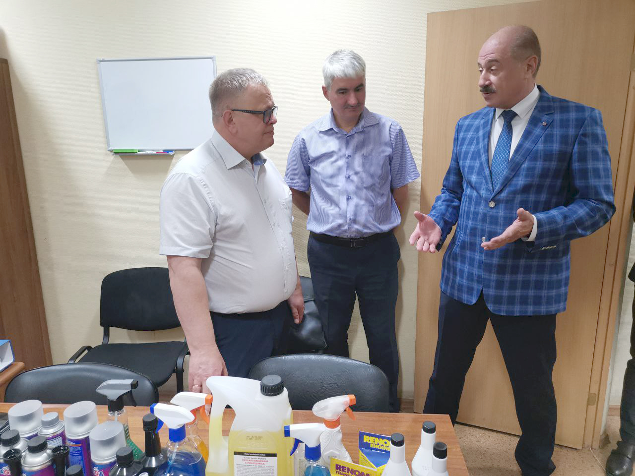 Кандидат в Губернаторы Московской области от КПРФ Александр Наумов посетил предприятие АО «Автохимпроект» в городе Химки