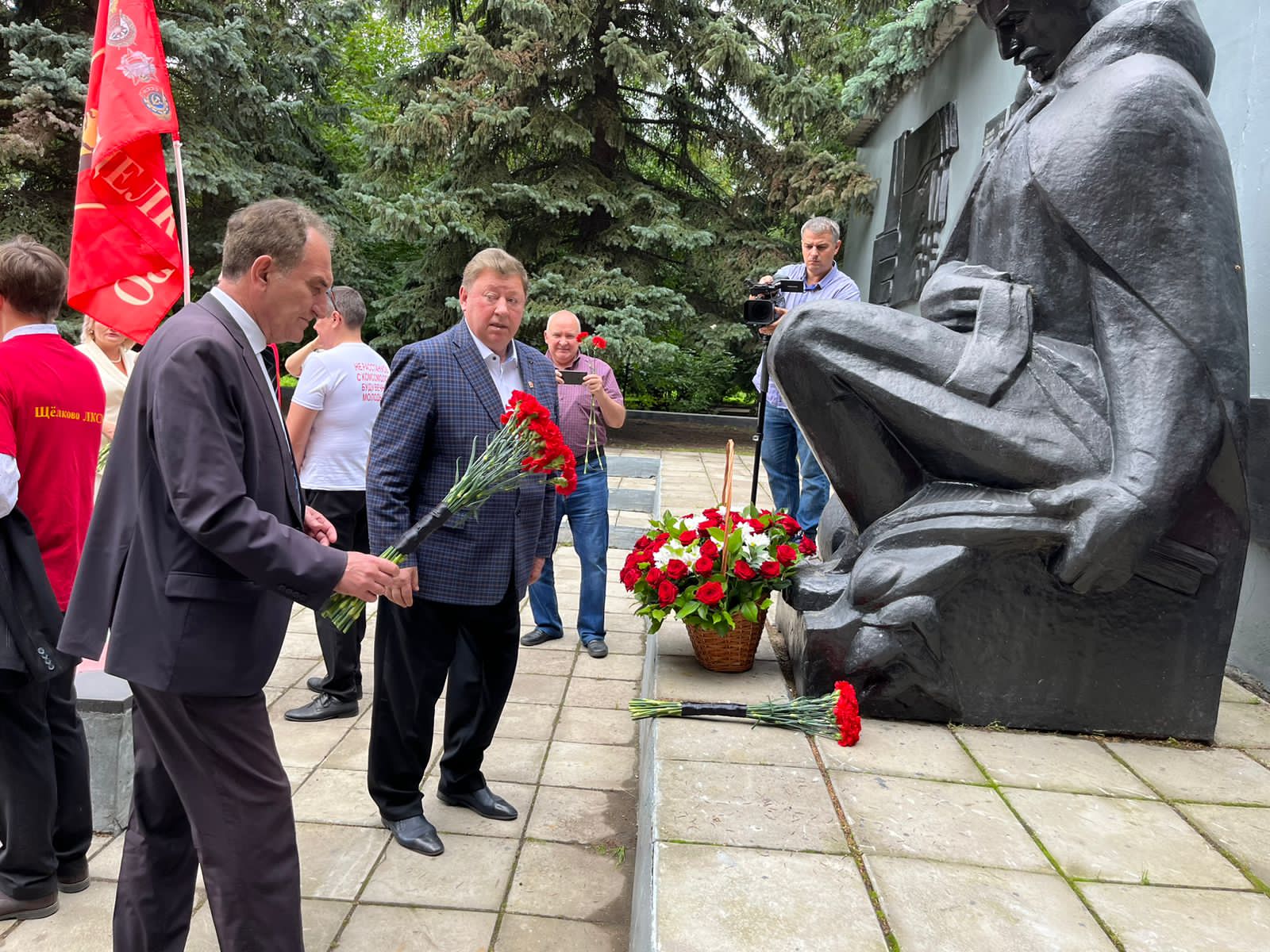 Заместитель Председателя ЦК КПРФ В.И. Кашин возложил цветы к мемориалу «Погибшим воинам-химикам» в г.о. Щёлково