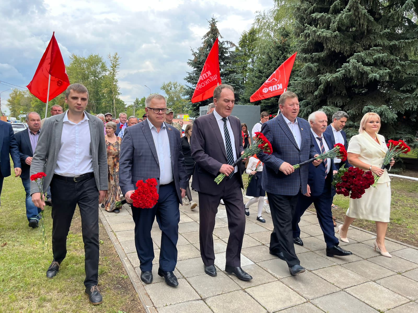Заместитель Председателя ЦК КПРФ В.И. Кашин возложил цветы к мемориалу «Погибшим воинам-химикам» в г.о. Щёлково
