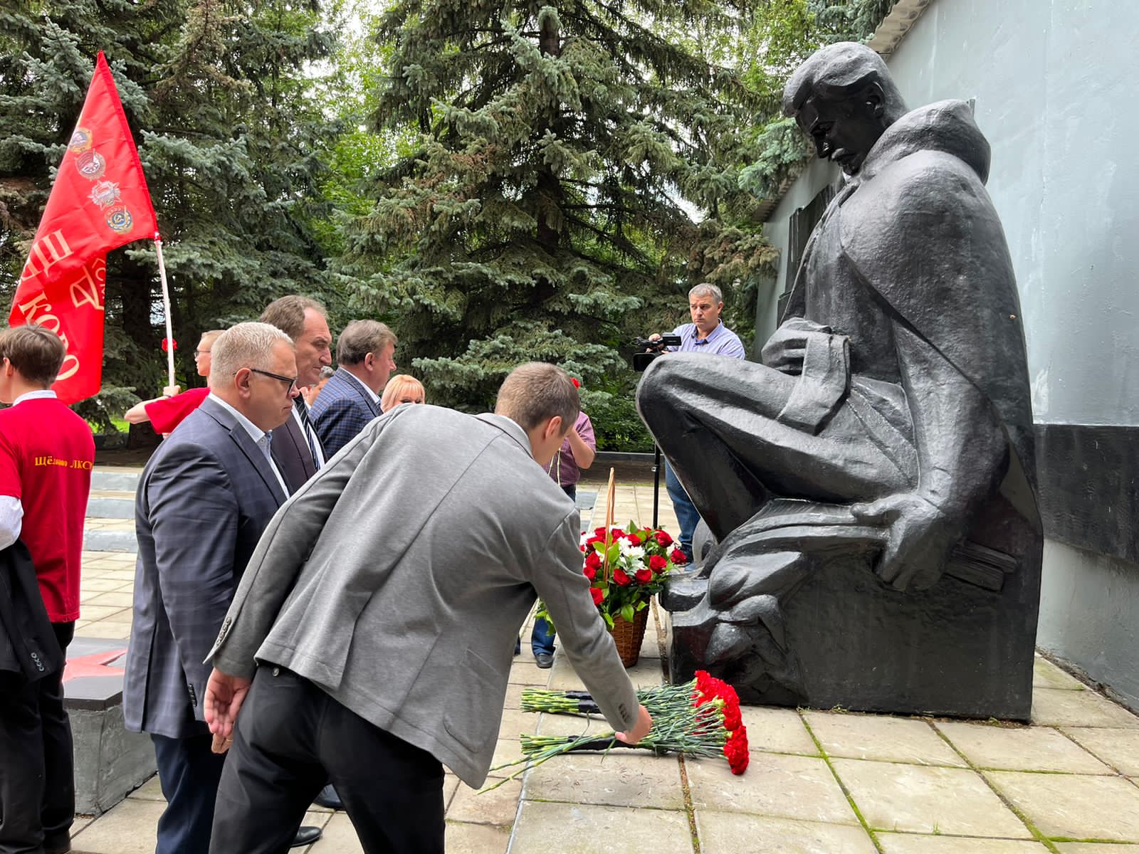 Заместитель Председателя ЦК КПРФ В.И. Кашин возложил цветы к мемориалу «Погибшим воинам-химикам» в г.о. Щёлково