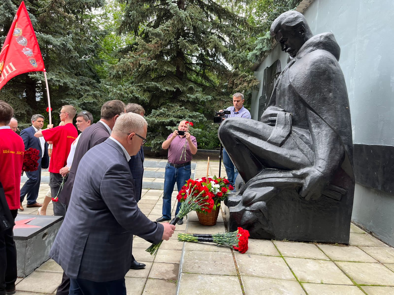 Заместитель Председателя ЦК КПРФ В.И. Кашин возложил цветы к мемориалу «Погибшим воинам-химикам» в г.о. Щёлково