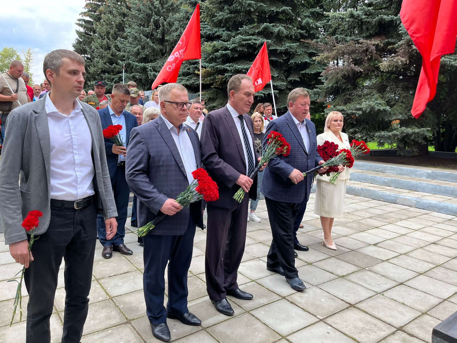 Заместитель Председателя ЦК КПРФ В.И. Кашин возложил цветы к мемориалу «Погибшим воинам-химикам» в г.о. Щёлково