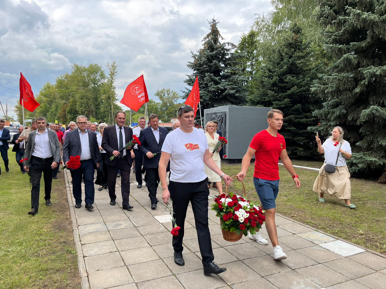 Заместитель Председателя ЦК КПРФ В.И. Кашин возложил цветы к мемориалу «Погибшим воинам-химикам» в г.о. Щёлково