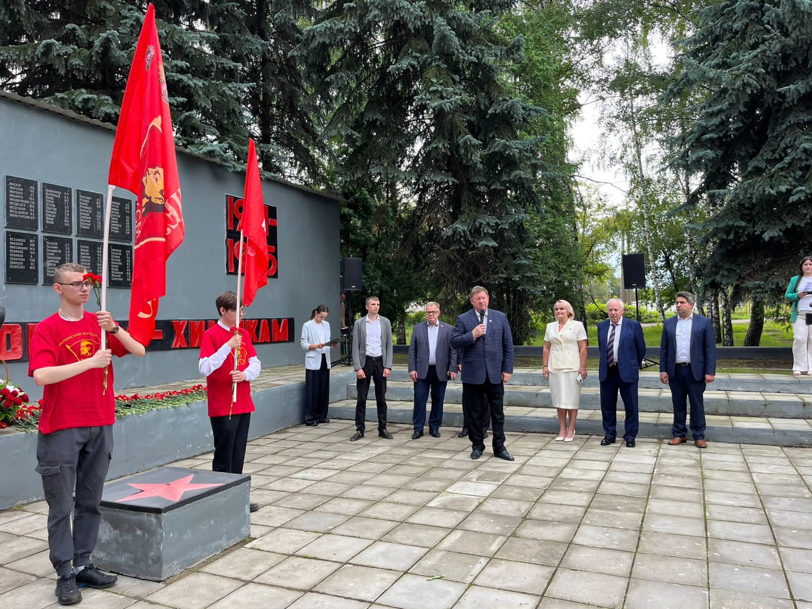 Заместитель Председателя ЦК КПРФ В.И. Кашин возложил цветы к мемориалу «Погибшим воинам-химикам» в г.о. Щёлково