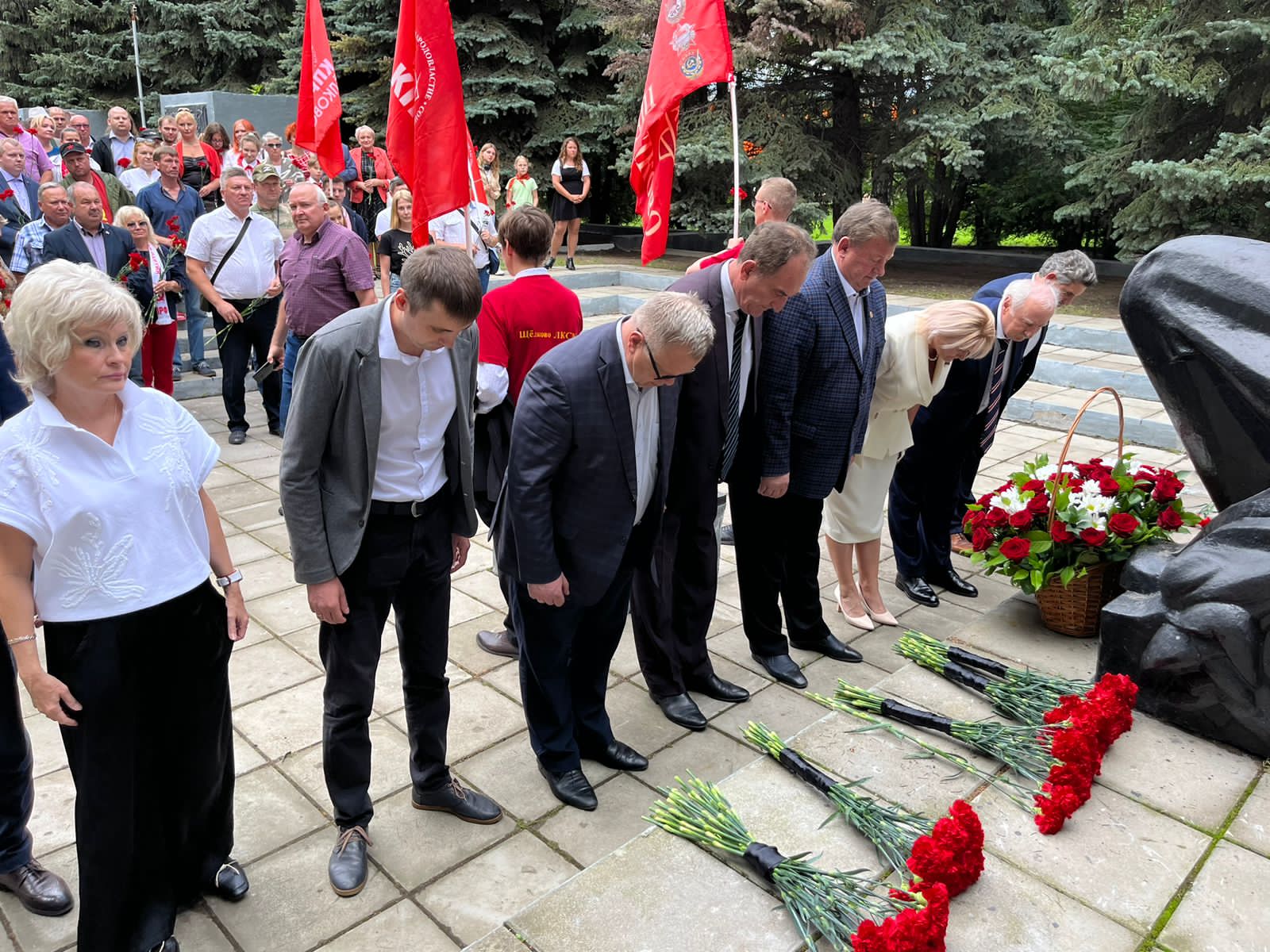 Заместитель Председателя ЦК КПРФ В.И. Кашин возложил цветы к мемориалу «Погибшим воинам-химикам» в г.о. Щёлково