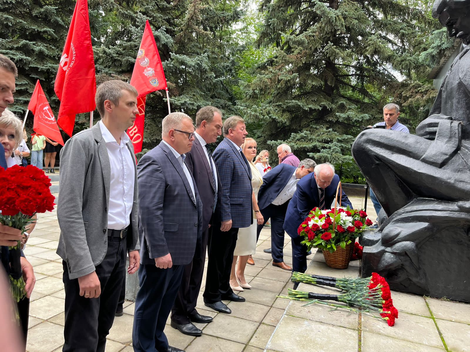 Заместитель Председателя ЦК КПРФ В.И. Кашин возложил цветы к мемориалу «Погибшим воинам-химикам» в г.о. Щёлково
