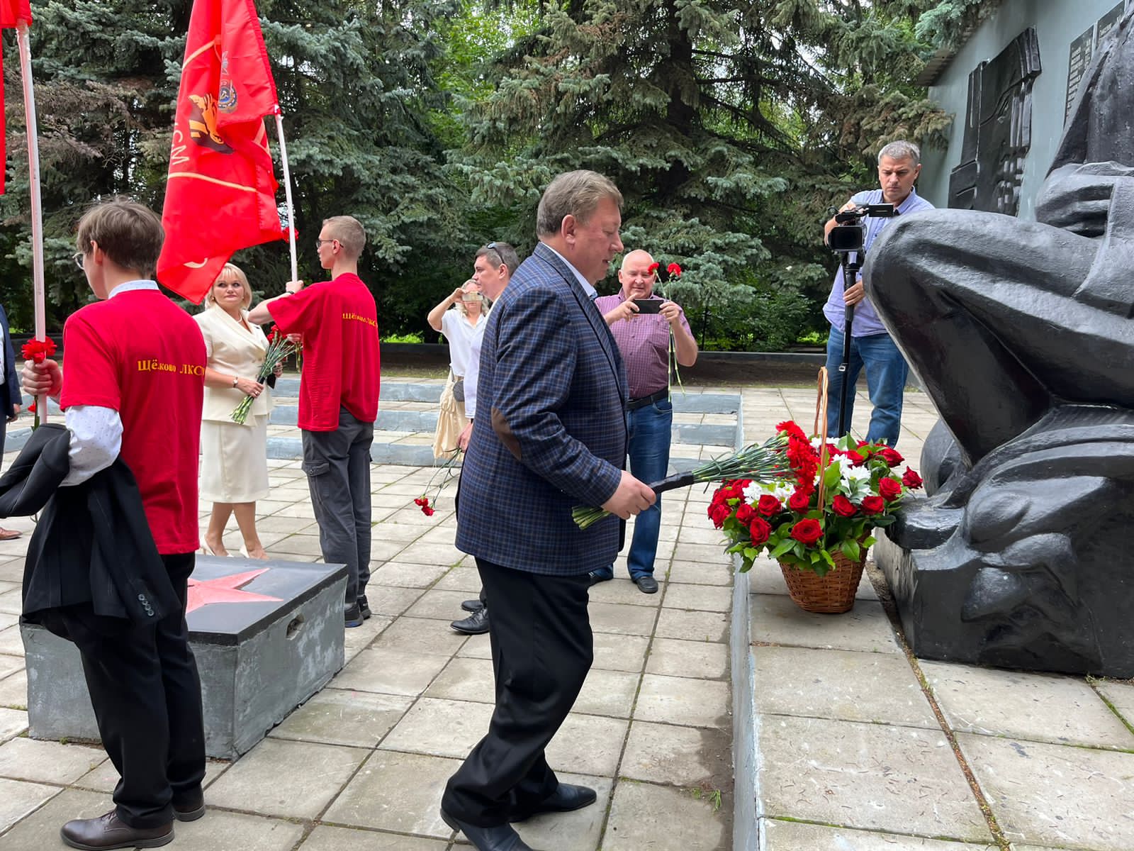 Заместитель Председателя ЦК КПРФ В.И. Кашин возложил цветы к мемориалу «Погибшим воинам-химикам» в г.о. Щёлково