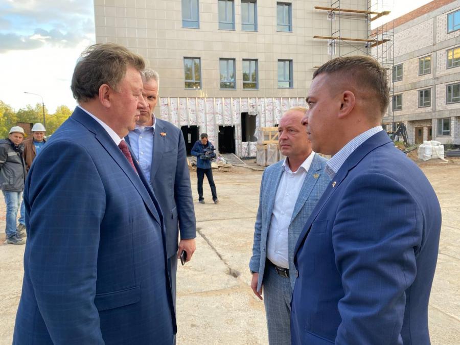 В.И. Кашин осмотрел ход строительства инфекционного корпуса Центральной Городской Клинической Больницы Ульяновска