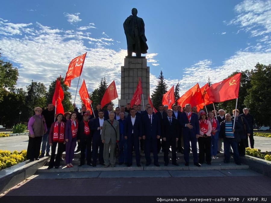 В.И. Кашин принял участие в отправке гуманитарного конвоя КПРФ из Ульяновской области на Донбасс