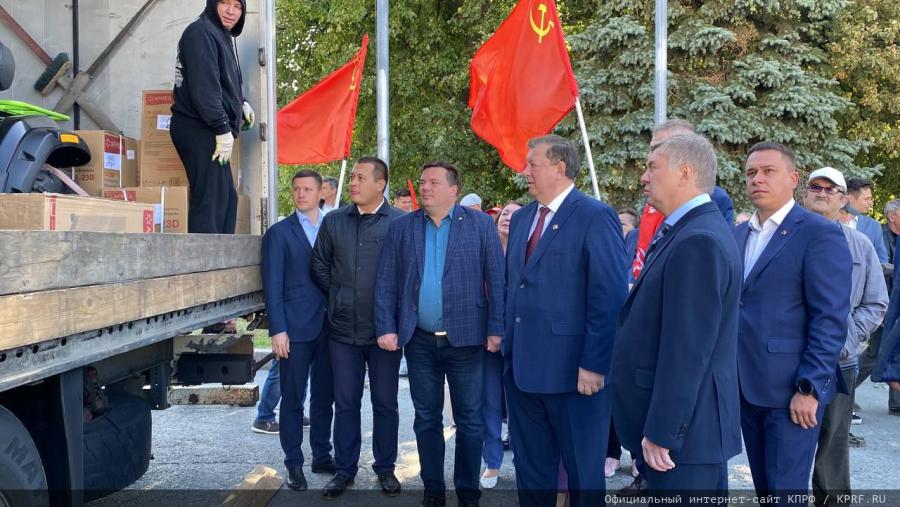 В.И. Кашин принял участие в отправке гуманитарного конвоя КПРФ из Ульяновской области на Донбасс