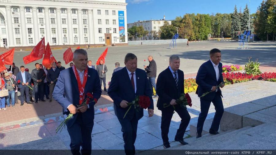 В.И. Кашин принял участие в отправке гуманитарного конвоя КПРФ из Ульяновской области на Донбасс