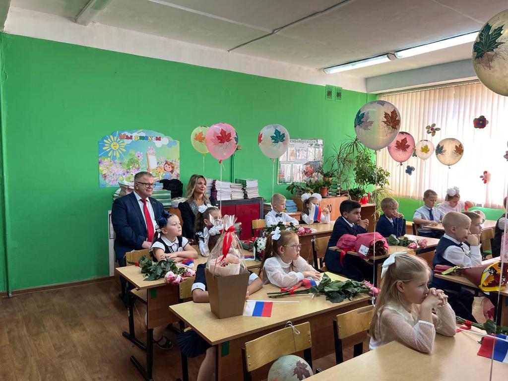 Заместитель Председателя Мособлдумы - руководитель фракции КПРФ - Александр Наумов поздравил с Днём знаний учеников СОШ №1 в Домодедово