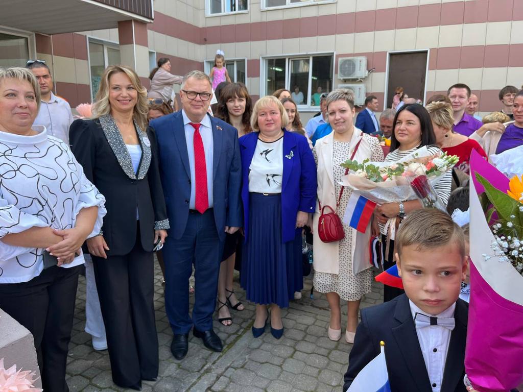 Заместитель Председателя Мособлдумы - руководитель фракции КПРФ - Александр Наумов поздравил с Днём знаний учеников СОШ №1 в Домодедово