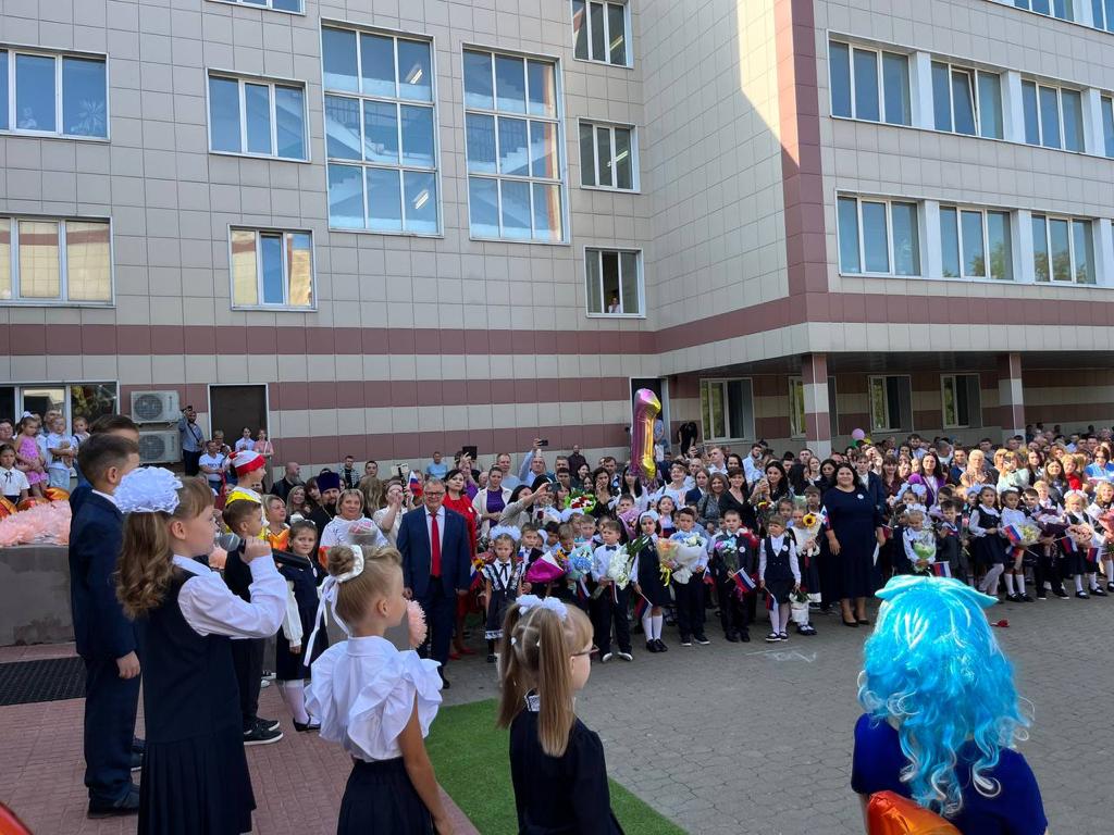 Заместитель Председателя Мособлдумы - руководитель фракции КПРФ - Александр Наумов поздравил с Днём знаний учеников СОШ №1 в Домодедово
