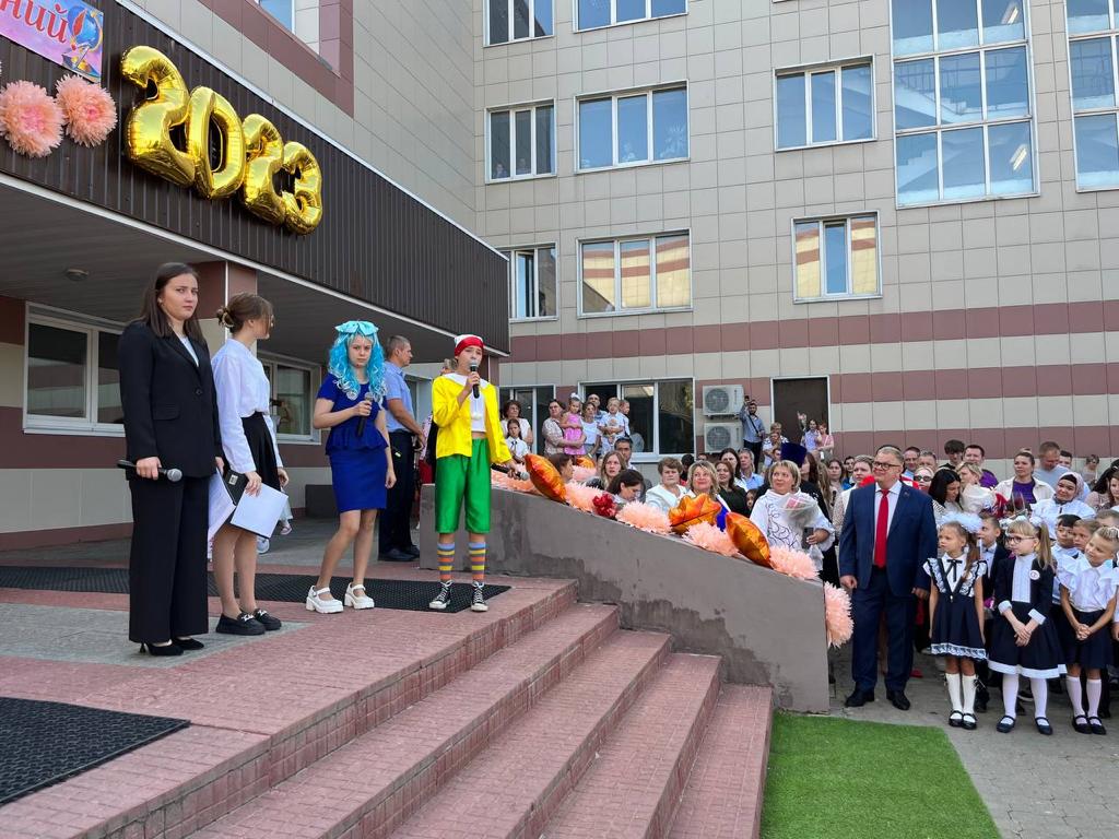 Заместитель Председателя Мособлдумы - руководитель фракции КПРФ - Александр Наумов поздравил с Днём знаний учеников СОШ №1 в Домодедово
