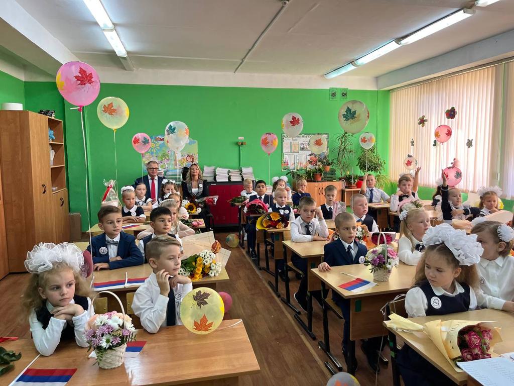 Заместитель Председателя Мособлдумы - руководитель фракции КПРФ - Александр Наумов поздравил с Днём знаний учеников СОШ №1 в Домодедово