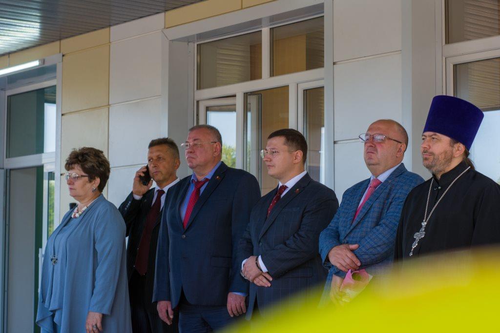Депутат Мособлдумы от КПРФ Марк Черемисов совместно с депутатом - коммунистом окружного Совета Николаем Демидовым поздравил с Днём знаний учащихся Старокупавненского лицея в Богородском г.о.