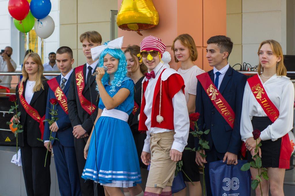 Депутат Мособлдумы от КПРФ Марк Черемисов совместно с депутатом - коммунистом окружного Совета Николаем Демидовым поздравил с Днём знаний учащихся Старокупавненского лицея в Богородском г.о.