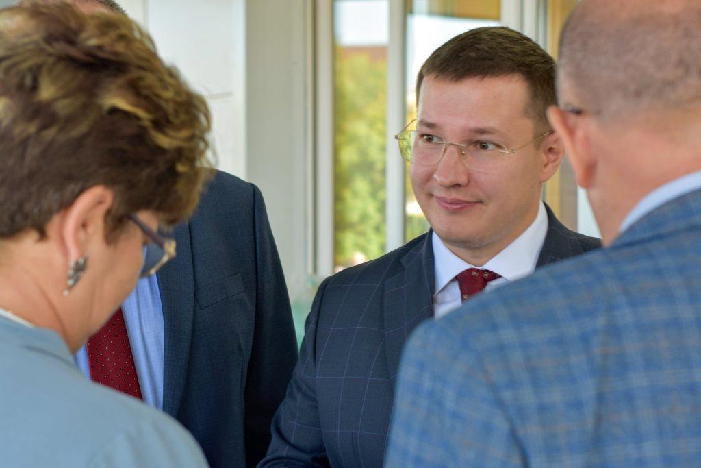 Депутат Мособлдумы от КПРФ Марк Черемисов совместно с депутатом - коммунистом окружного Совета Николаем Демидовым поздравил с Днём знаний учащихся Старокупавненского лицея в Богородском г.о.