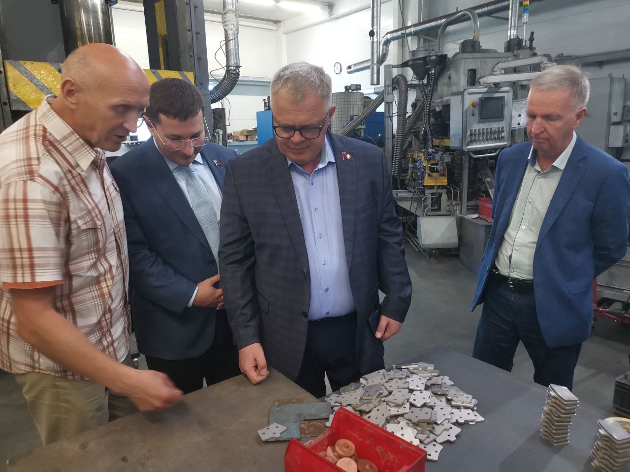 Кандидат на должность Губернатора Московской области от КПРФ Александр Наумов посетил предприятие «Оверхол-Про» в Балашихе
