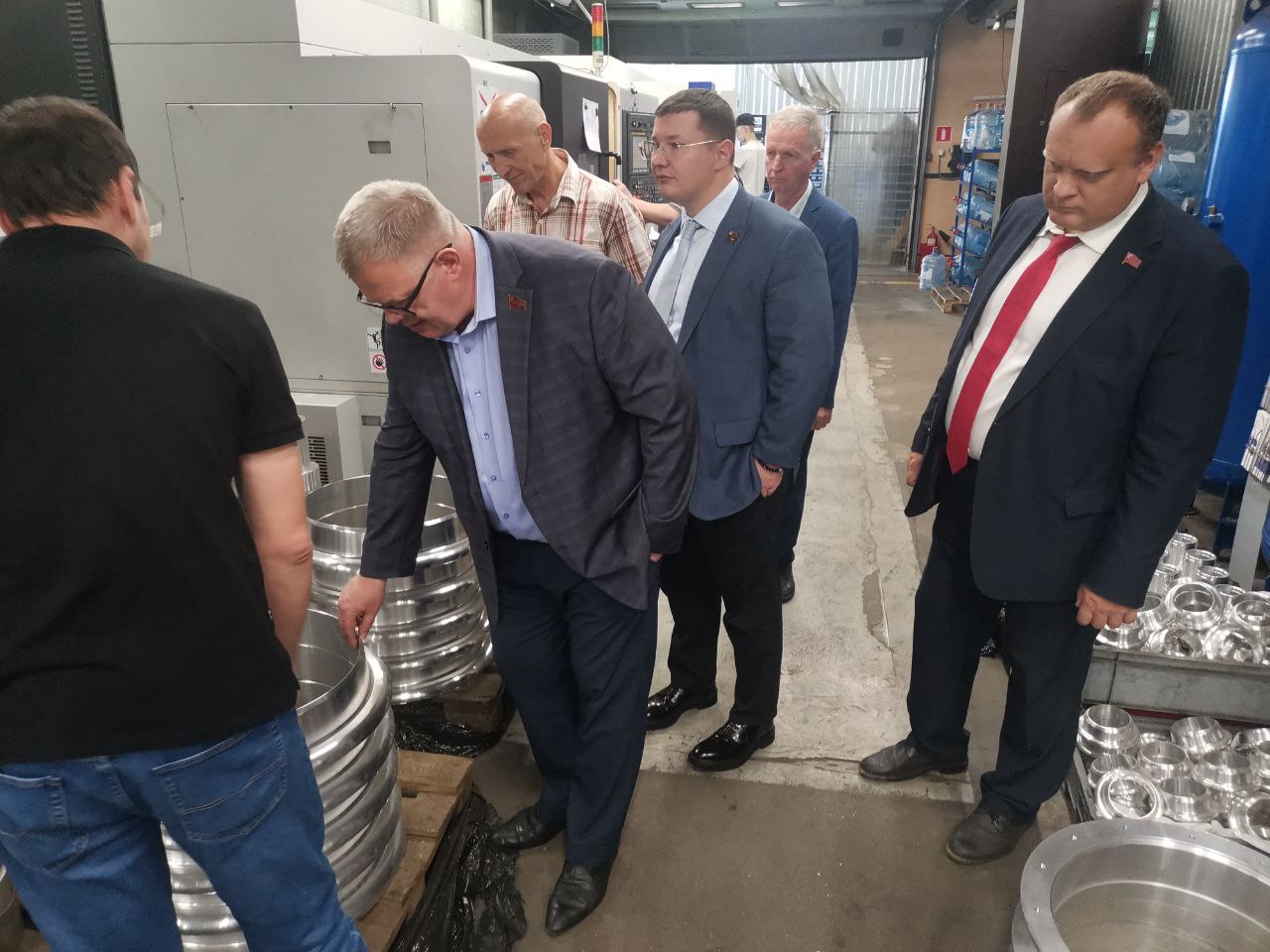 Кандидат на должность Губернатора Московской области от КПРФ Александр Наумов посетил предприятие «Оверхол-Про» в Балашихе