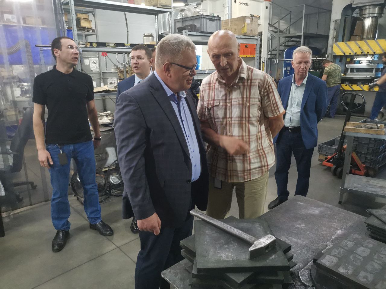 Кандидат на должность Губернатора Московской области от КПРФ Александр Наумов посетил предприятие «Оверхол-Про» в Балашихе