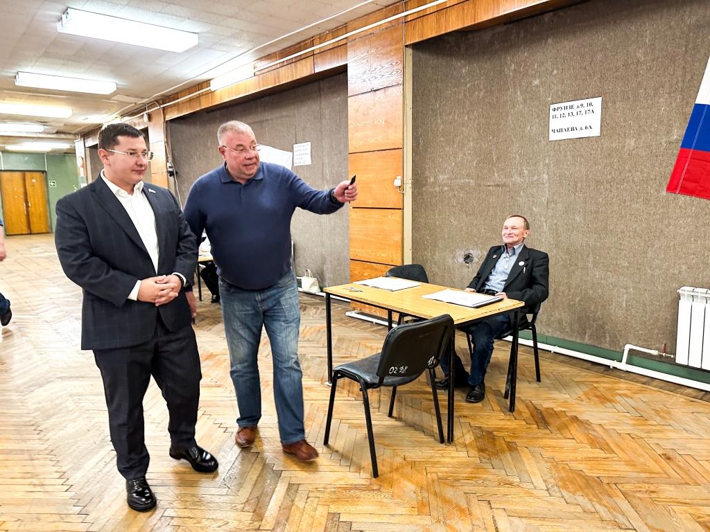 Депутат-коммунист Мособлдумы Марк Черемисов совместно с кандидатом в депутаты Совета депутатов Богородского г.о. от партии КПРФ Николаем Демидовым ознакомился с работой УИК в г. Старая Купавна Богородского г.о.