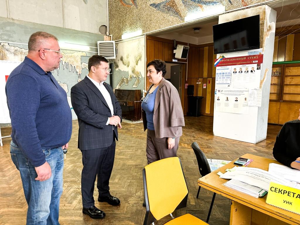 Депутат-коммунист Мособлдумы Марк Черемисов совместно с кандидатом в депутаты Совета депутатов Богородского г.о. от партии КПРФ Николаем Демидовым ознакомился с работой УИК в г. Старая Купавна Богородского г.о.