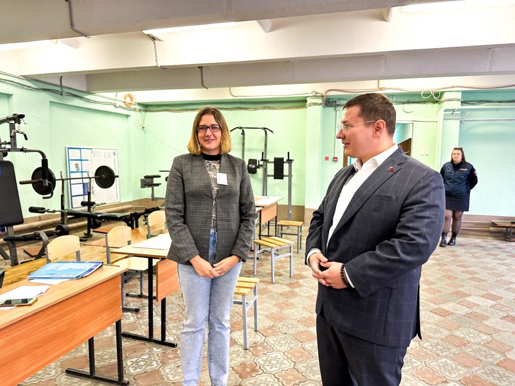 Депутат-коммунист Мособлдумы Марк Черемисов совместно с кандидатом в депутаты Совета депутатов Богородского г.о. от партии КПРФ Николаем Демидовым ознакомился с работой УИК в г. Старая Купавна Богородского г.о.