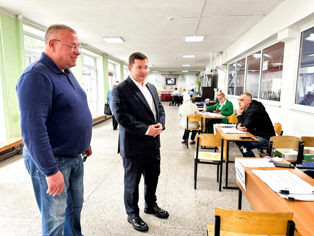 Депутат-коммунист Мособлдумы Марк Черемисов совместно с кандидатом в депутаты Совета депутатов Богородского г.о. от партии КПРФ Николаем Демидовым ознакомился с работой УИК в г. Старая Купавна Богородского г.о.