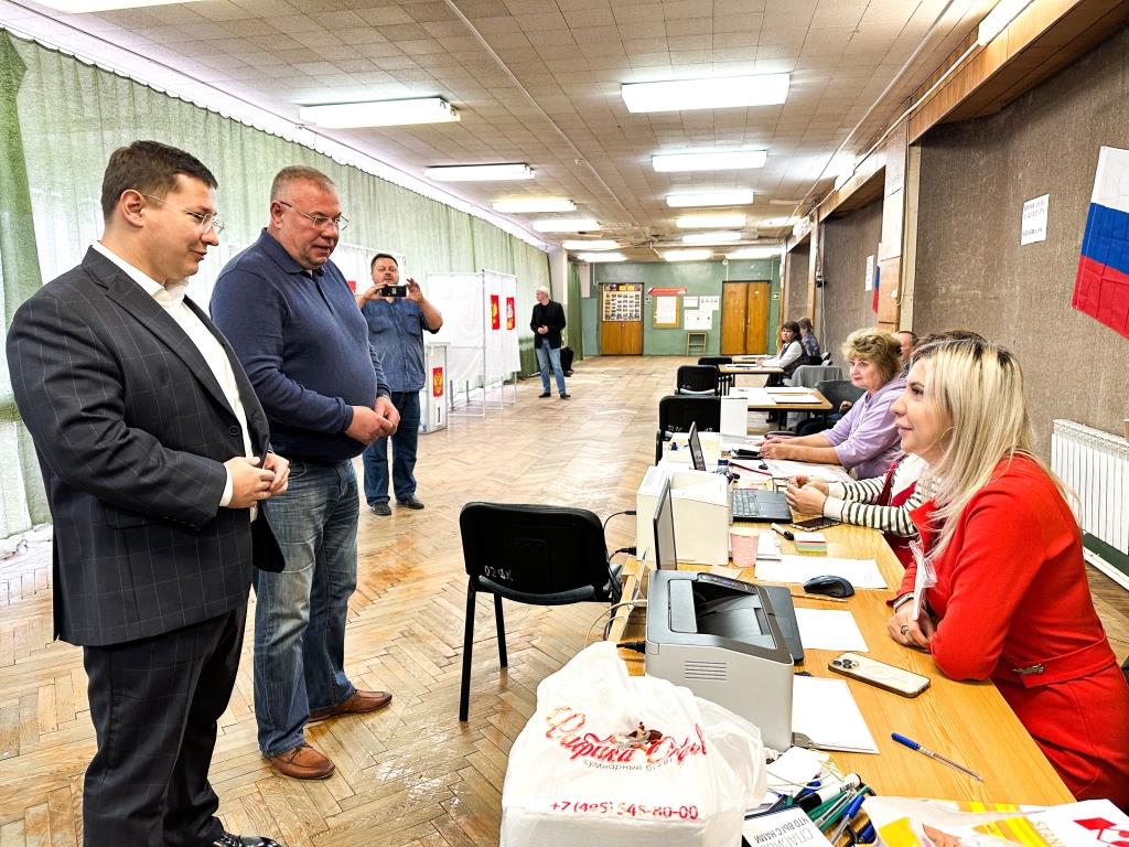 Депутат-коммунист Мособлдумы Марк Черемисов совместно с кандидатом в депутаты Совета депутатов Богородского г.о. от партии КПРФ Николаем Демидовым ознакомился с работой УИК в г. Старая Купавна Богородского г.о.