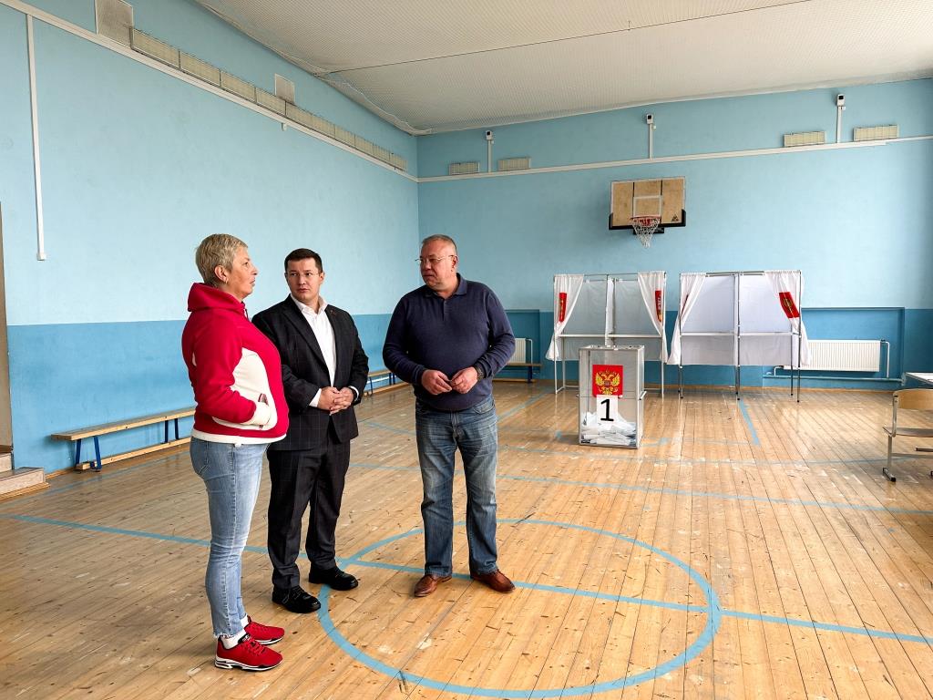 Депутат-коммунист Мособлдумы Марк Черемисов совместно с кандидатом в депутаты Совета депутатов Богородского г.о. от партии КПРФ Николаем Демидовым ознакомился с работой УИК в г. Старая Купавна Богородского г.о.
