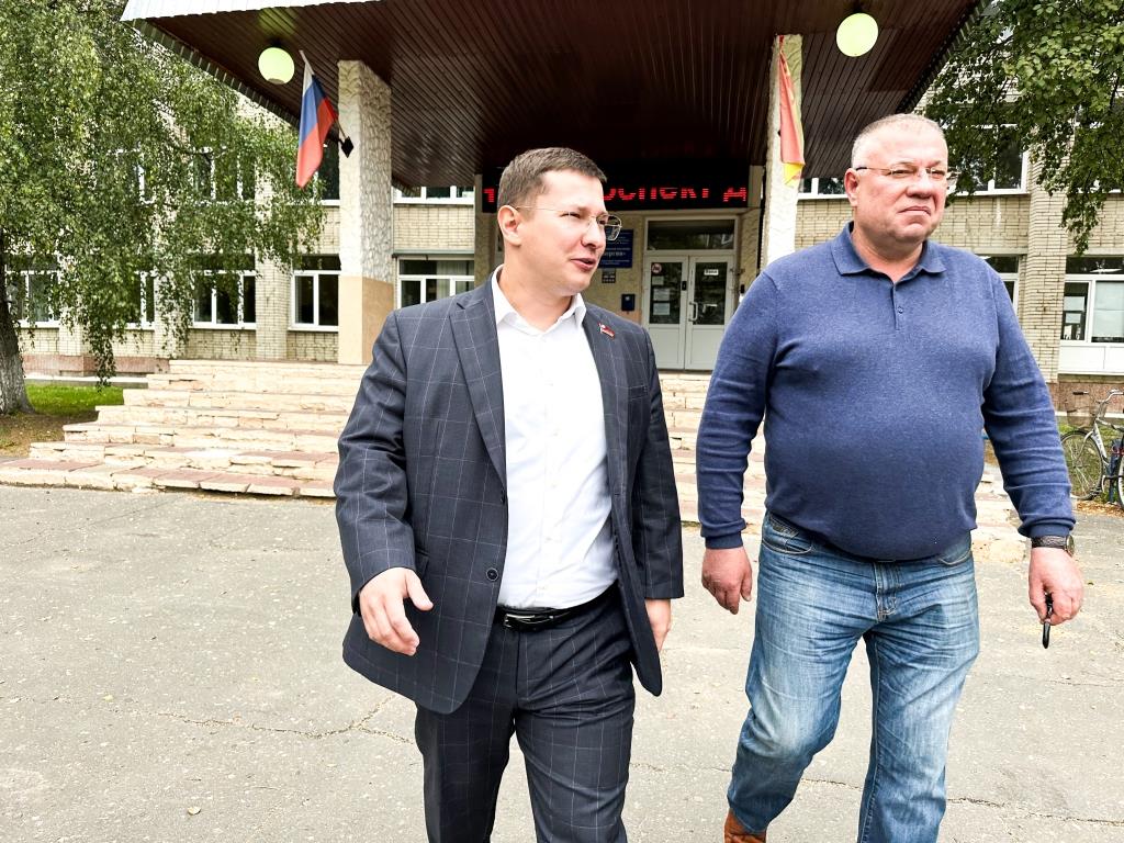 Депутат-коммунист Мособлдумы Марк Черемисов совместно с кандидатом в депутаты Совета депутатов Богородского г.о. от партии КПРФ Николаем Демидовым ознакомился с работой УИК в г. Старая Купавна Богородского г.о.
