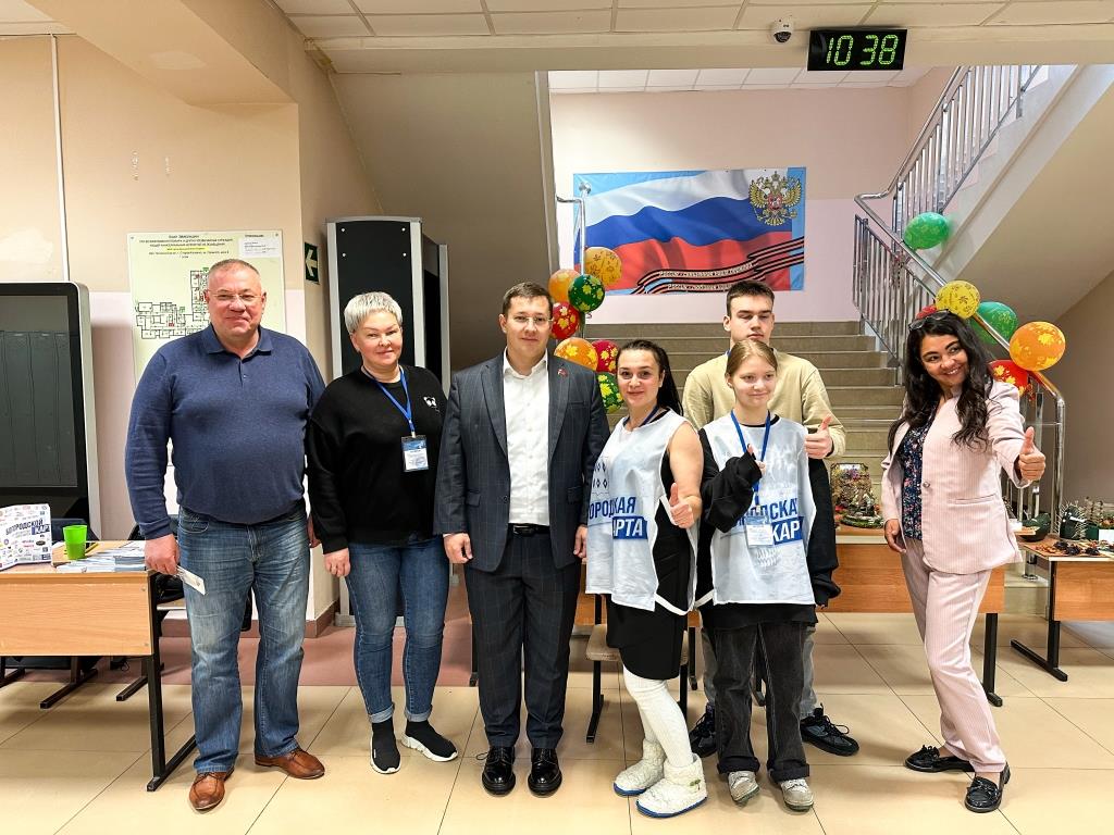 Депутат-коммунист Мособлдумы Марк Черемисов совместно с кандидатом в депутаты Совета депутатов Богородского г.о. от партии КПРФ Николаем Демидовым ознакомился с работой УИК в г. Старая Купавна Богородского г.о.