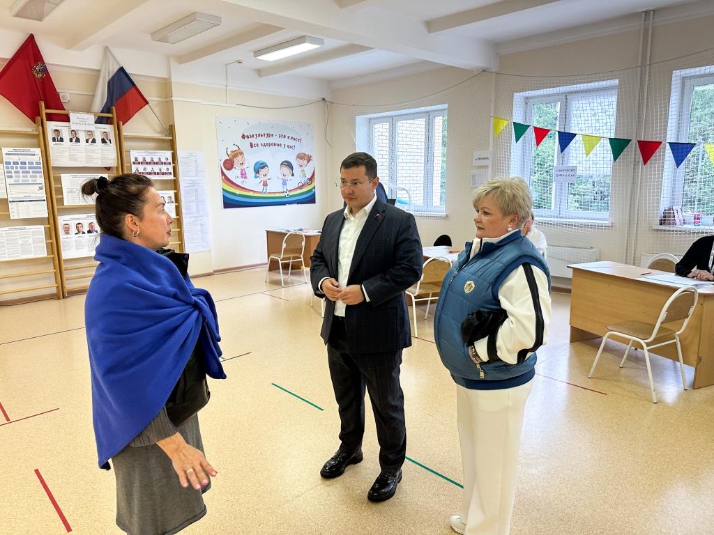 Депутат-коммунист Мособлдумы Марк Черемисов совместно с кандидатами в депутаты Совета депутатов г.о. Лосино-Петровский от КПРФ Любовью Саруханян и Михаилом Поповым посетил УИК г.о. Лосино-Петровский
