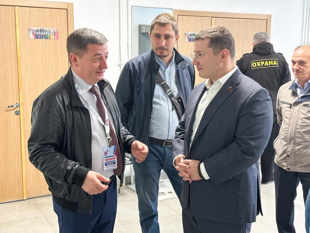 Депутат-коммунист Мособлдумы Марк Черемисов совместно с кандидатами в депутаты Совета депутатов г.о. Лосино-Петровский от КПРФ Любовью Саруханян и Михаилом Поповым посетил УИК г.о. Лосино-Петровский
