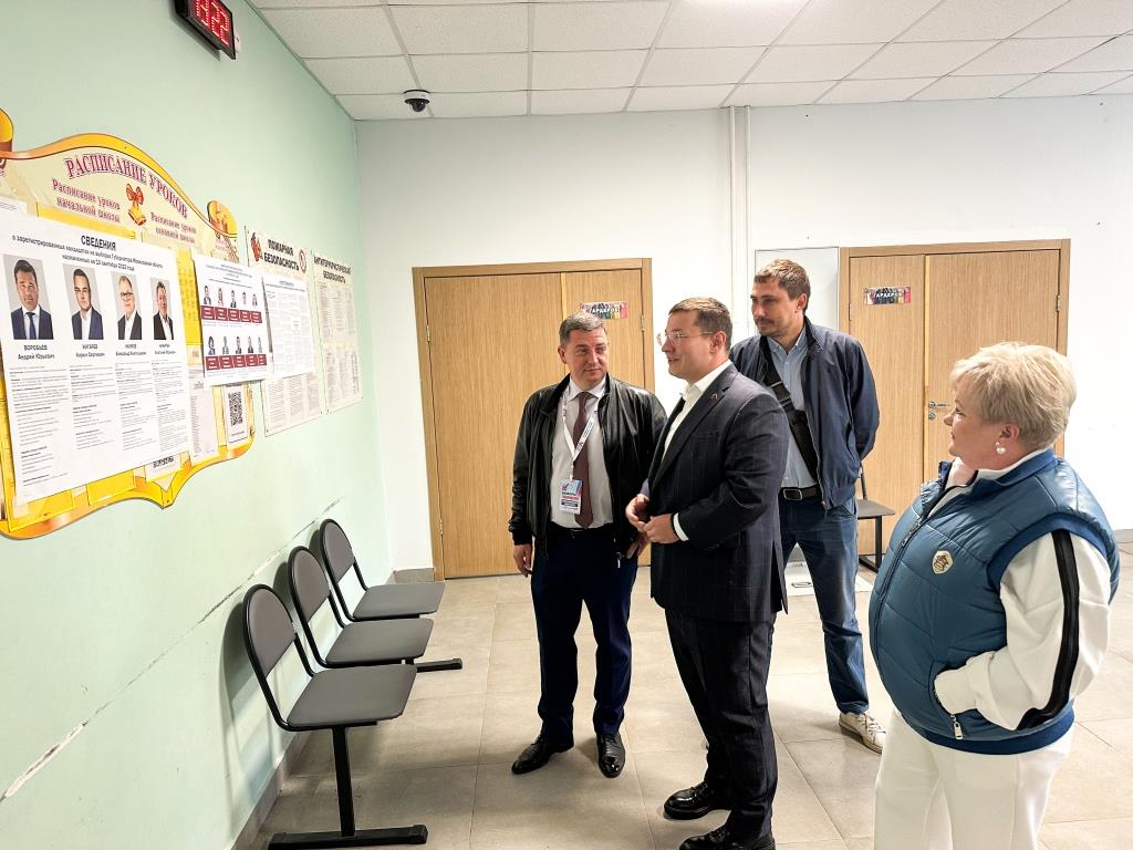 Депутат-коммунист Мособлдумы Марк Черемисов совместно с кандидатами в депутаты Совета депутатов г.о. Лосино-Петровский от КПРФ Любовью Саруханян и Михаилом Поповым посетил УИК г.о. Лосино-Петровский