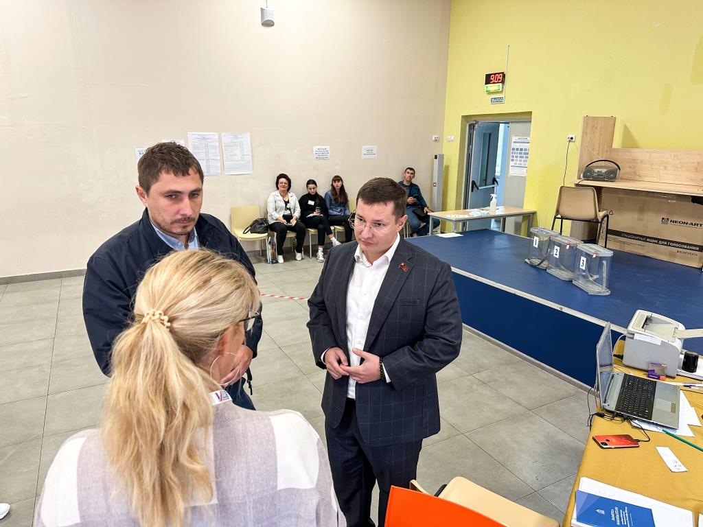 Депутат-коммунист Мособлдумы Марк Черемисов совместно с кандидатами в депутаты Совета депутатов г.о. Лосино-Петровский от КПРФ Любовью Саруханян и Михаилом Поповым посетил УИК г.о. Лосино-Петровский