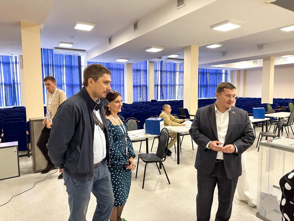 Депутат-коммунист Мособлдумы Марк Черемисов совместно с кандидатами в депутаты Совета депутатов г.о. Лосино-Петровский от КПРФ Любовью Саруханян и Михаилом Поповым посетил УИК г.о. Лосино-Петровский