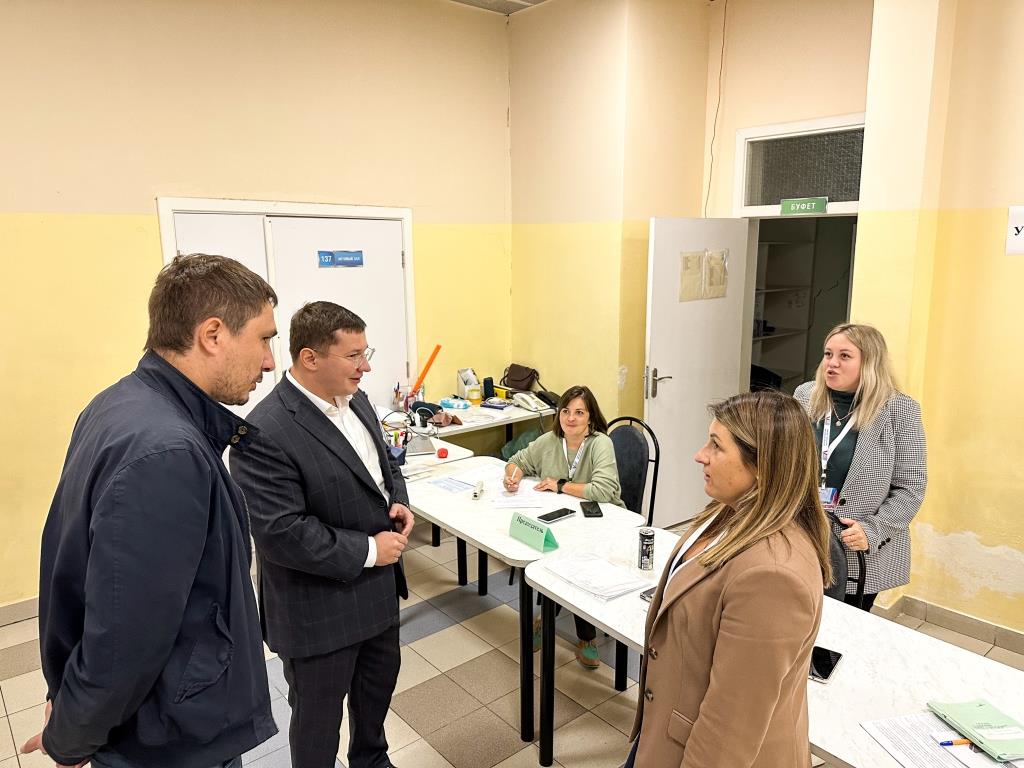 Депутат-коммунист Мособлдумы Марк Черемисов совместно с кандидатами в депутаты Совета депутатов г.о. Лосино-Петровский от КПРФ Любовью Саруханян и Михаилом Поповым посетил УИК г.о. Лосино-Петровский