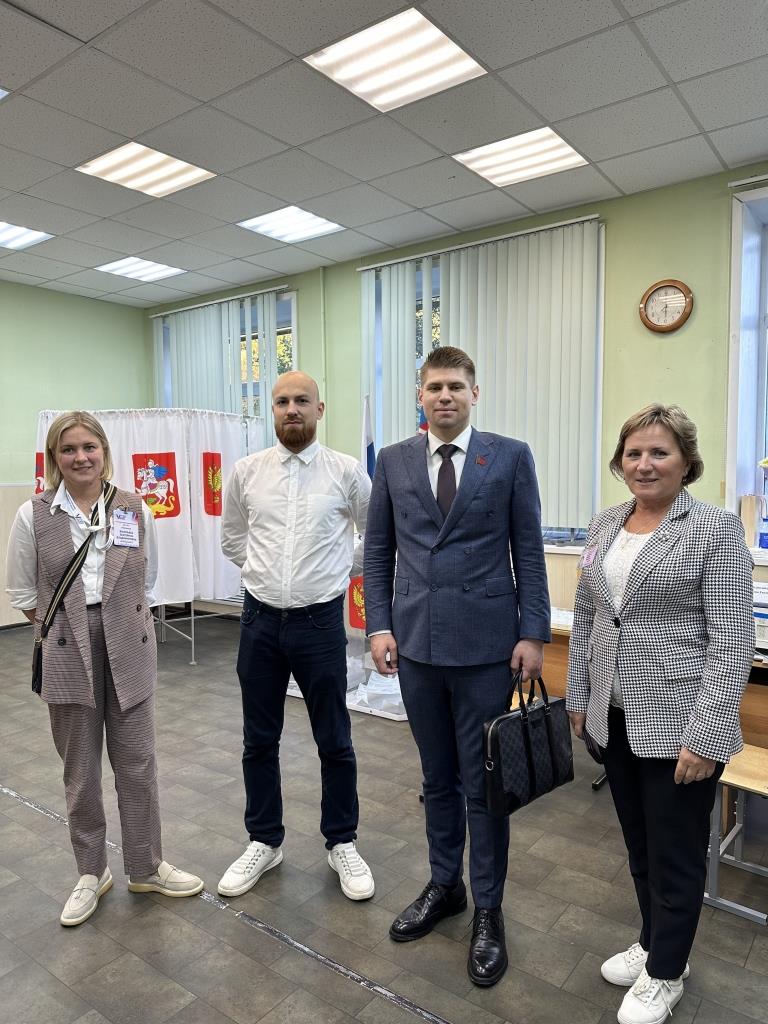 Депутат совета депутатов городского округа Лобня Московской области Даниил Рендаков проверяет работу УИКов