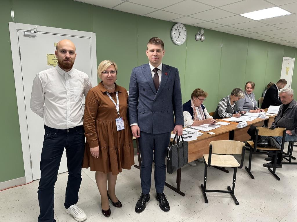 Депутат совета депутатов городского округа Лобня Московской области Даниил Рендаков проверяет работу УИКов