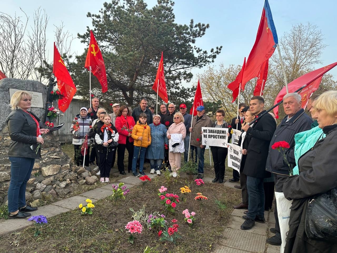 Слава защитникам Дома Советов