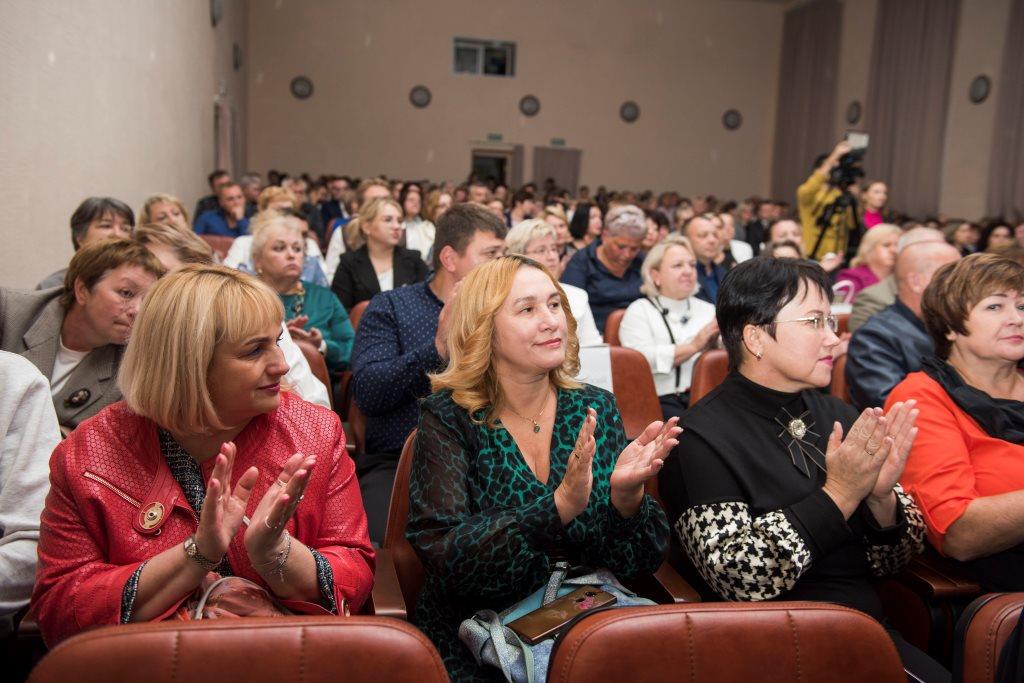 Депутат Мособлдумы Марк Черемисов поздравил с Днём учителя педагогов Богородского г.о.