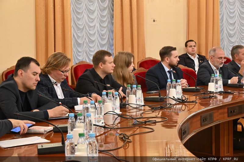 Коммунисты в Госдуме провели круглый стол по теме исторического образования