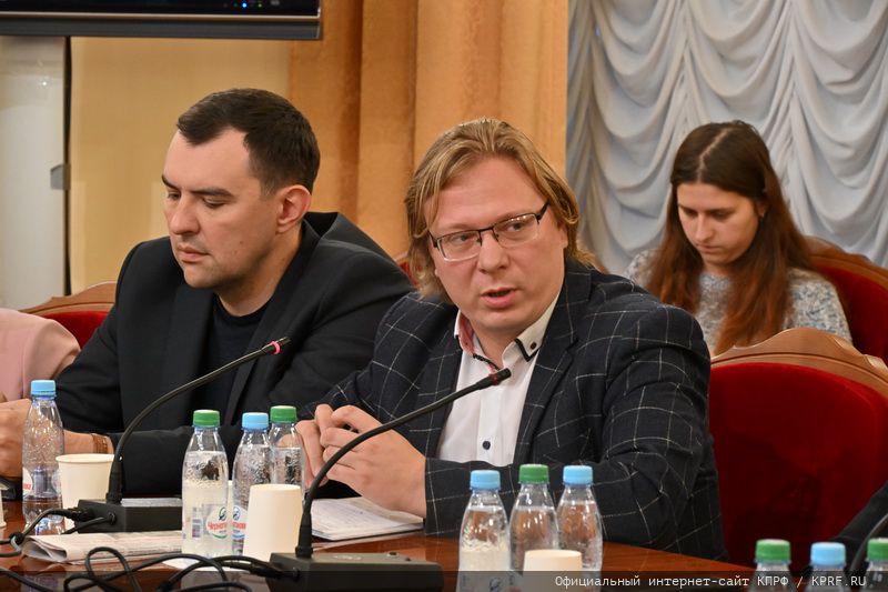 Коммунисты в Госдуме провели круглый стол по теме исторического образования