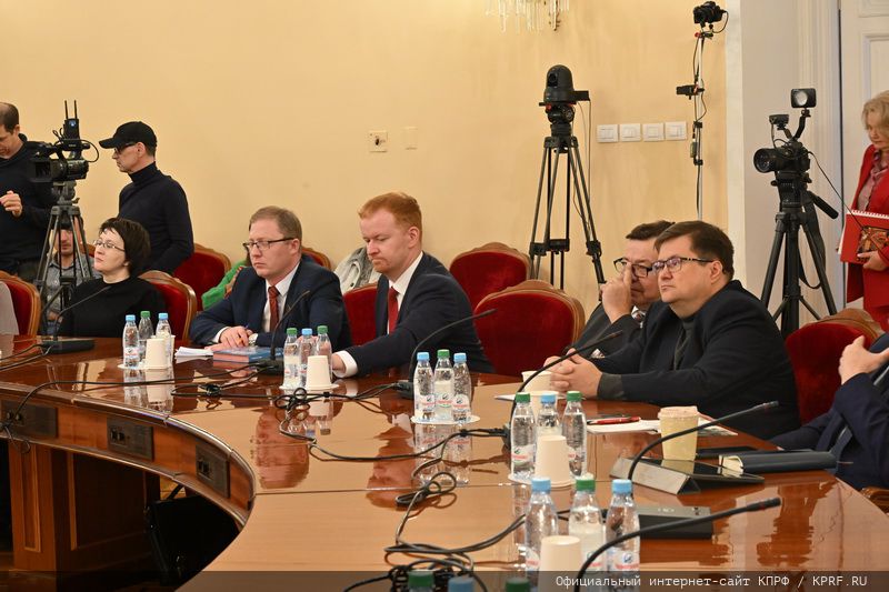 Коммунисты в Госдуме провели круглый стол по теме исторического образования