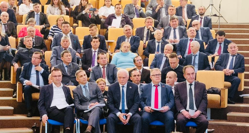 Руководитель фракции КПРФ в Мособлдуме Александр Наумов и депутаты-коммунисты Московской области приняли участие в парламентских слушаниях в Госдуме
