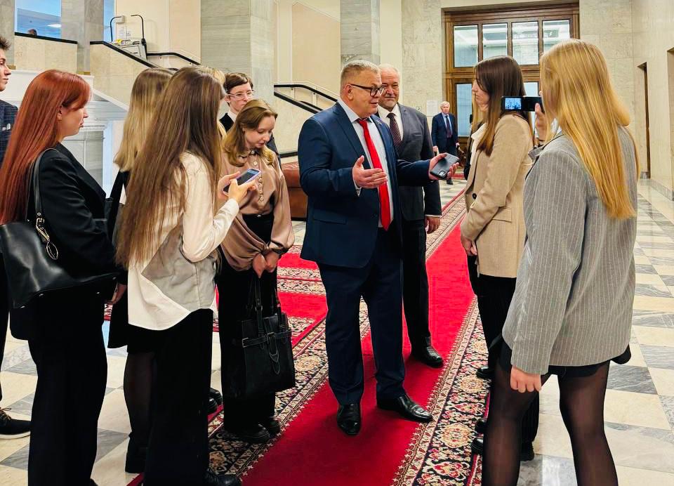 Руководитель фракции КПРФ в Мособлдуме Александр Наумов и депутаты-коммунисты Московской области приняли участие в парламентских слушаниях в Госдуме